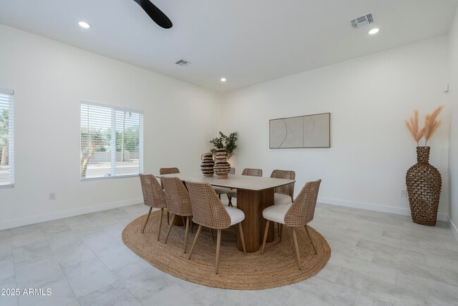 Building Photo - 5049 E Shaw Butte Dr
