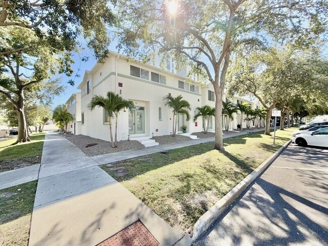 Building Photo - 724 4th Ave