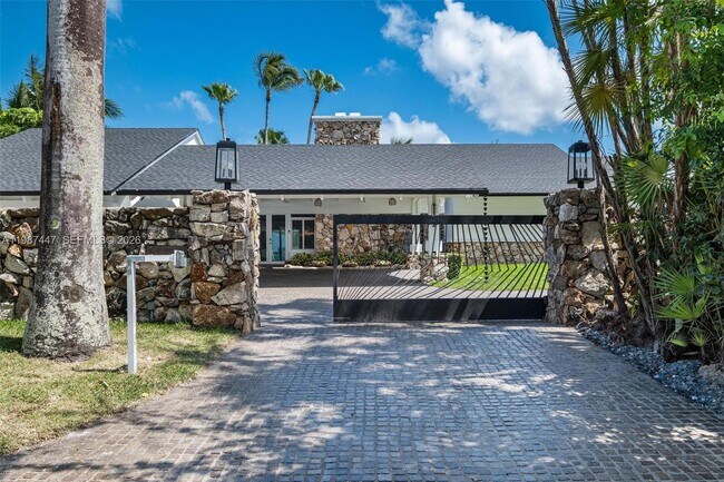 Building Photo - 1365 Bay Terrace