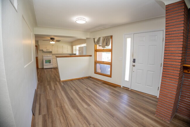 Building Photo - 2401 Willow Dr