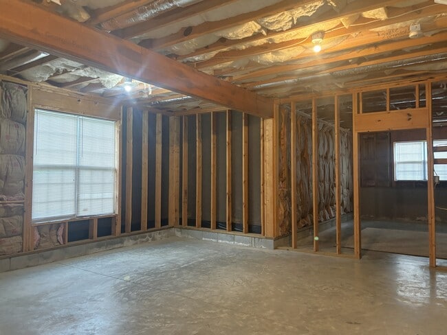 Building Photo - 1673 Jamestown Ave