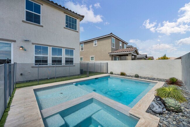 Building Photo - Spacious 5-Bedroom Home with Loft, Pool & Mountain Views