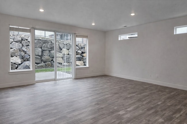 Building Photo - $1000 OFF YOUR 1ST MONTHS RENT! BRAND NEW TOWNHOME IN THE DESIRABLE SOUTHRIDGE AREA!