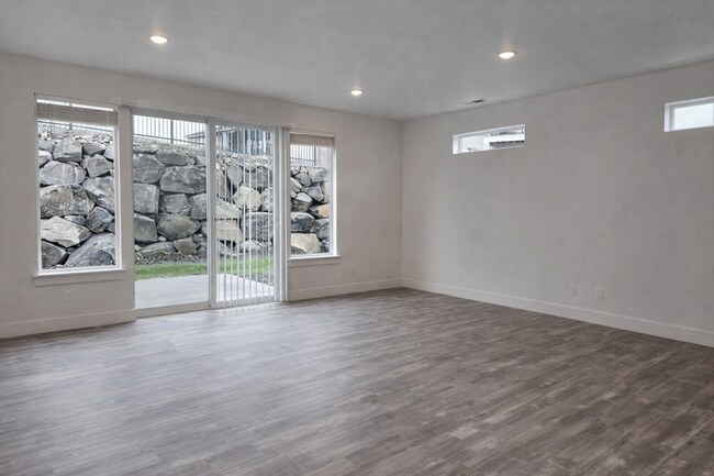 Building Photo - Brand-New Luxury |Townhomes Desirable Southridge Area!