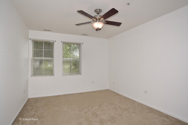 Building Photo - 2215 Aurora Dr