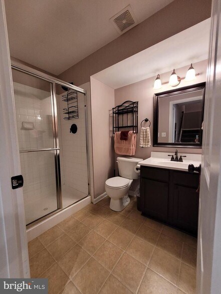 Full bathroom - 112 Holmes St