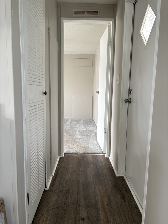 Building Photo - 605 Aster Bend