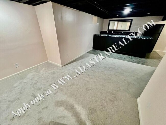 Building Photo - Beautiful 4 Bed 3.5 Bath Home in Fairway-Available NOW!!