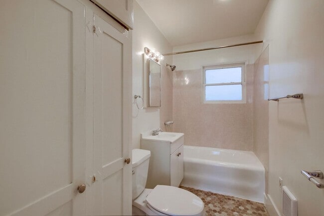 Building Photo - Spanish Craftsman Garden Apartments Bankers Hill