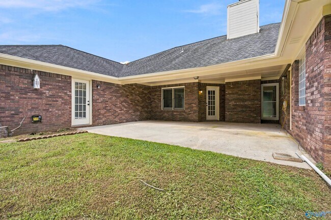 Building Photo - 135 Castleton Dr