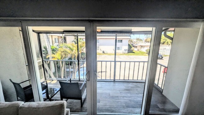 Building Photo - Annual furnished/Seasonal/short term 2 bedroom 1 1/2 bath top floor, renovated condo near Siesta ...