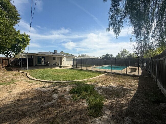 Building Photo - 3 bedrooms, 2-bathroom home with pool in Visalia, CA!