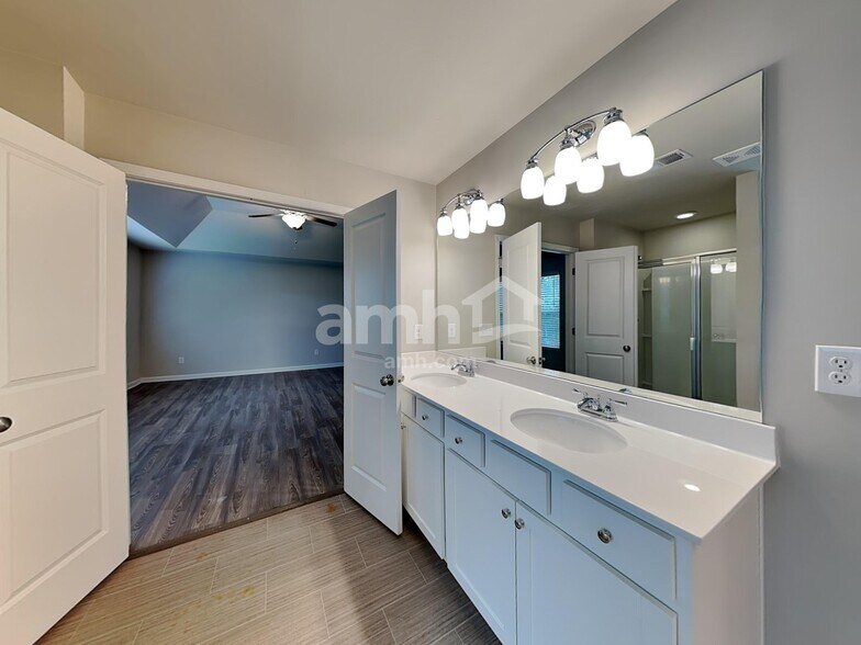 Building Photo - 107 Omega Ct
