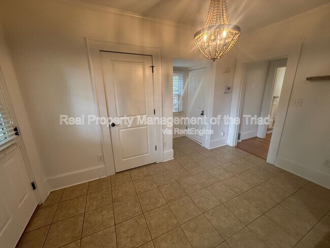 Building Photo - 513 S Hawthorne Rd