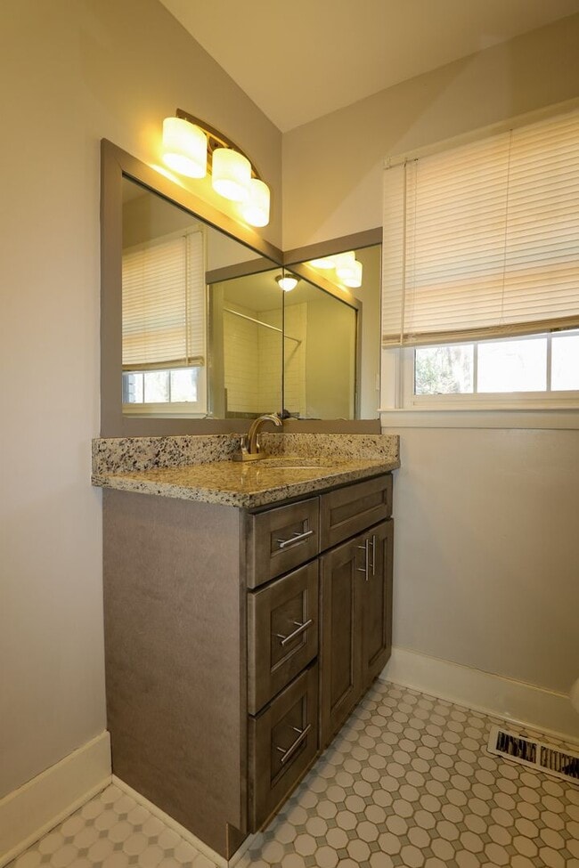 Building Photo - Large Family Home Pell City, AL