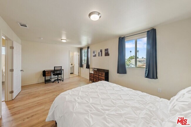 Building Photo - 5912 S Flower St