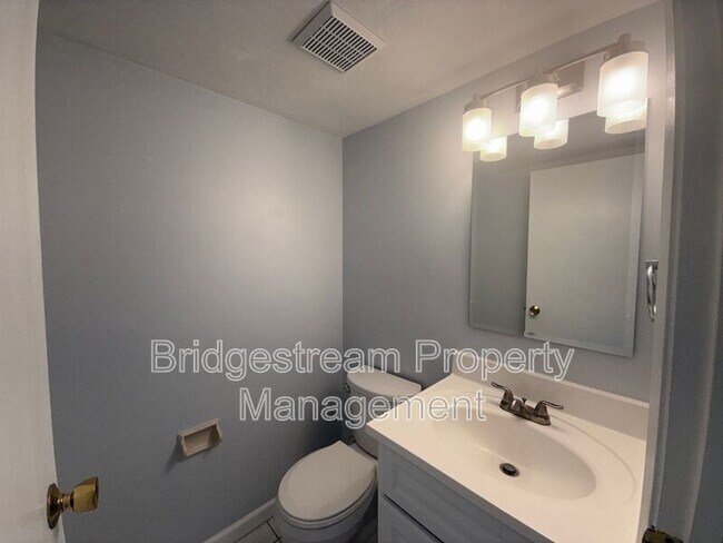 Building Photo - 3851 Hillsboro Dr