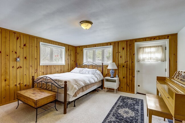 Building Photo - Charming Bi-Level Home in Sunset Village -...