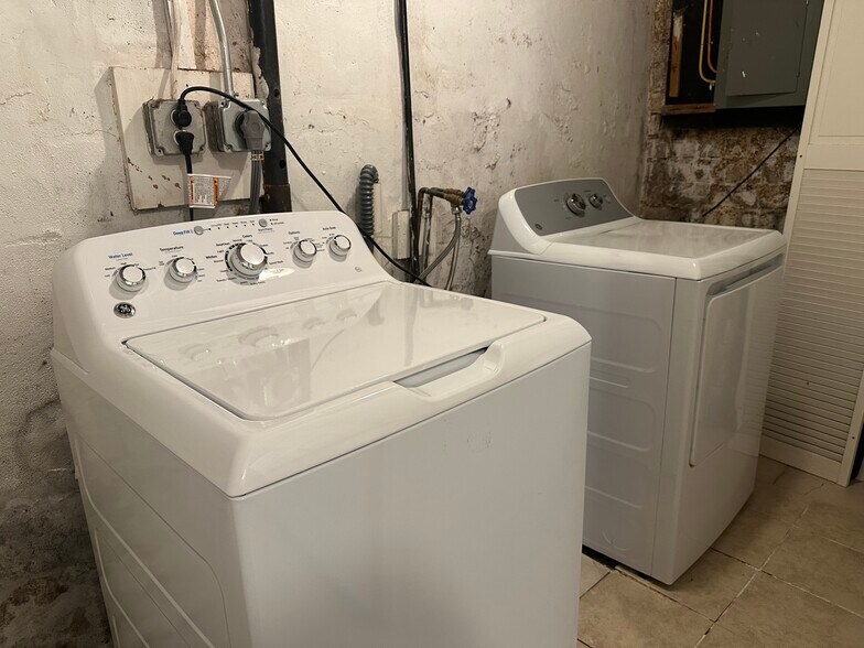 Building Photo - 10 Clinton St