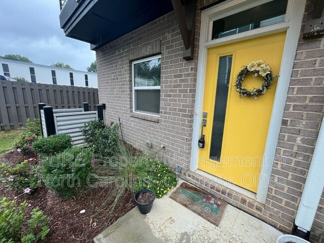 Building Photo - 2128 Electric Ln