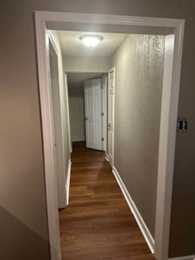 Building Photo - Beautiful 4 Bedroom 2 Bath in Heart of Kan...