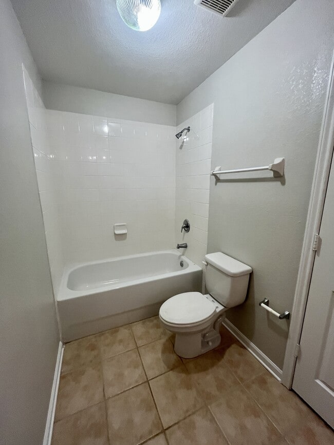 Building Photo - 8202 Downpatrick Ct