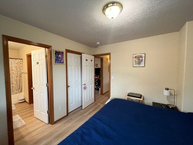 Building Photo - Beautiful 3 Bed, 2.5 Bath House in Central...