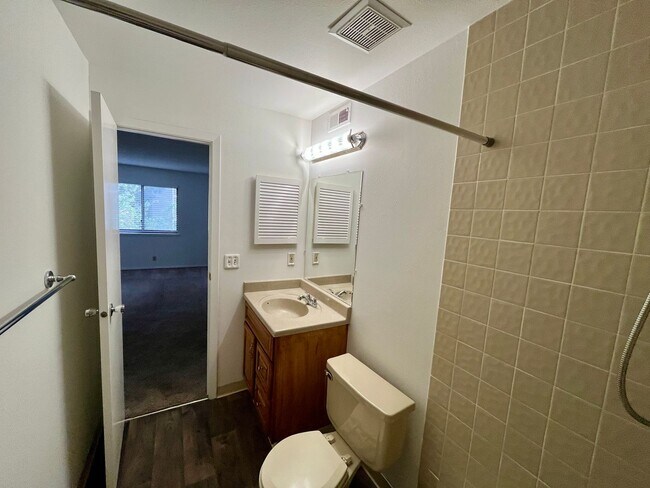 Building Photo - Nice 2 bed 2 bath second floor unit near Buckley Air Force base!