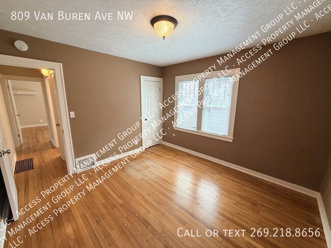 Building Photo - 809 Van Buren Ave NW