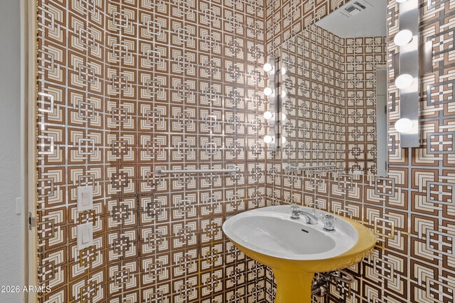 Building Photo - 6700 E Hawksnest Rd