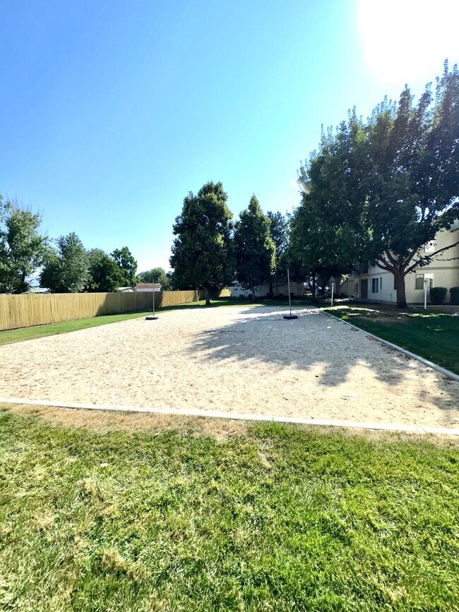 Building Photo - Love where you live in this 2 bedroom 2 bathroom 1st floor apartment!