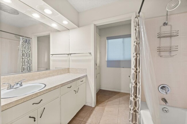 Building Photo - 6501 Mesa Dr