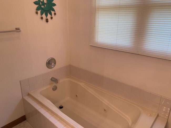 Building Photo - Spacious 3 Bedroom 2 Bath