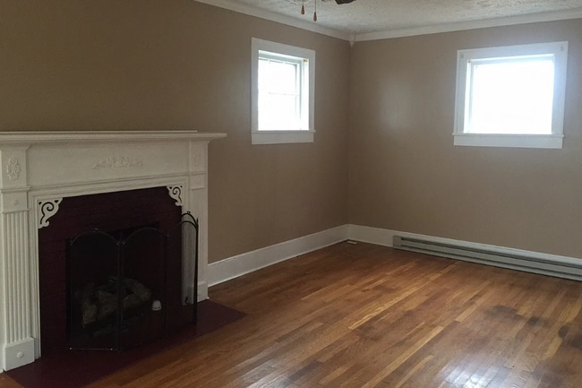 Building Photo - 2705 Valley View Ave