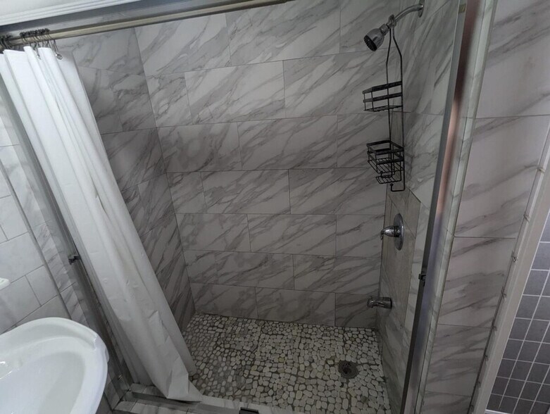 Building Photo - 304 E 34th St