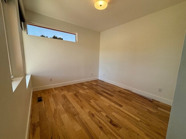 Building Photo - Stunning 4 Bed/3.5 Bath on 4.39 Acre Lot-7...