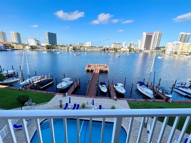 Building Photo - 400 Golden Isles Dr