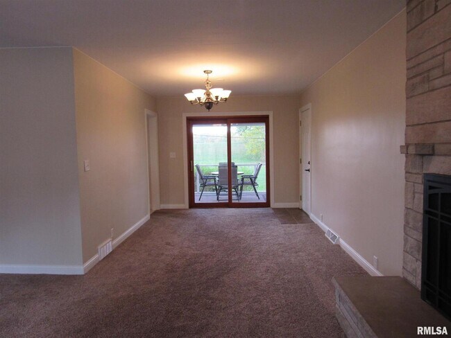 Building Photo - 233 Manor Dr