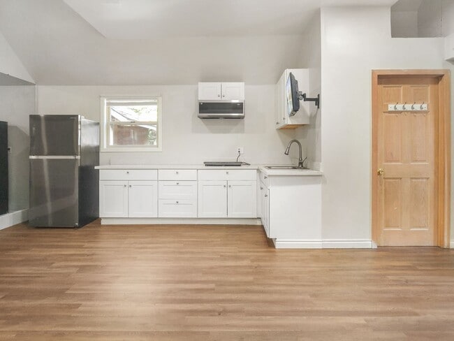 Building Photo - Charming Studio Near Downtown Bellevue wit...