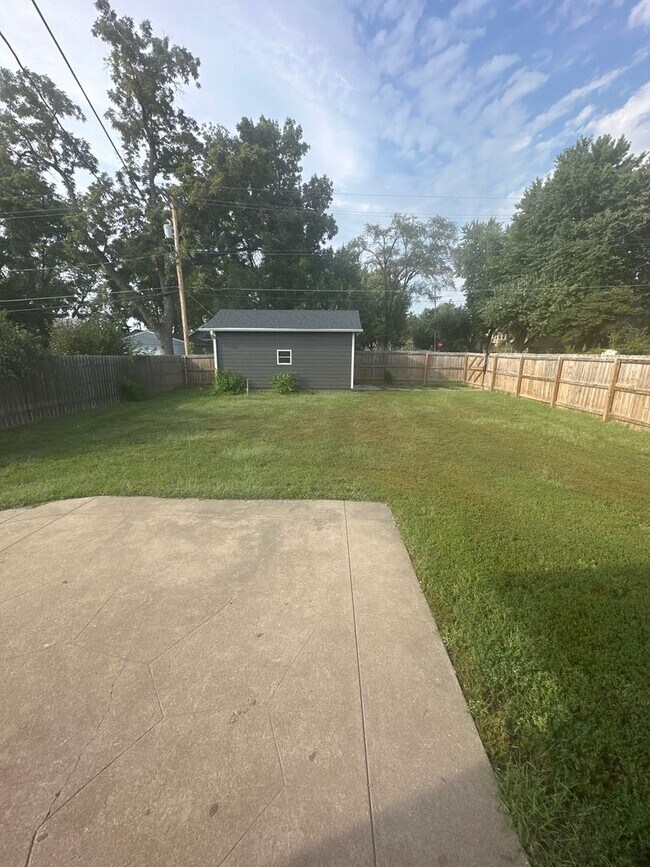 Building Photo - Corner Lot 2 bed 2 bath w 1 car Garage!