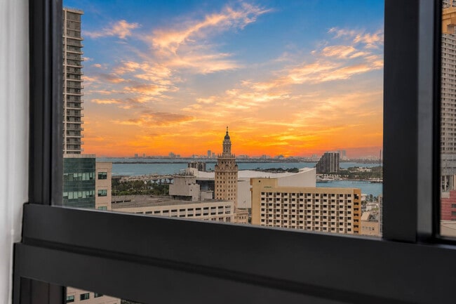 Building Photo - 225 N Miami Ave