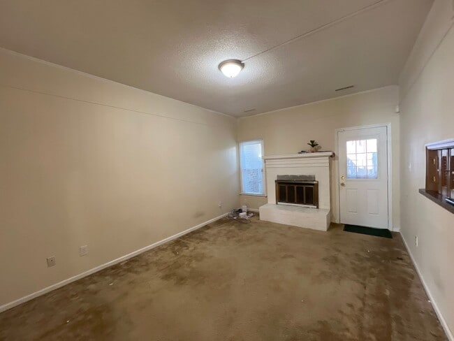 Building Photo - Spacious HOLLAND MEADOWS townhome