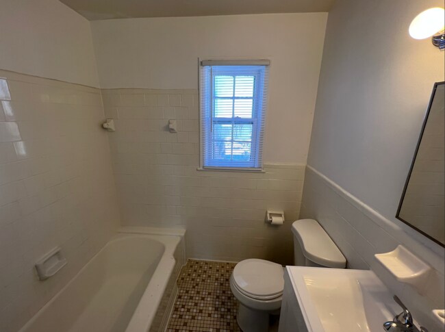 Building Photo - 2008 Fort Davis St SE