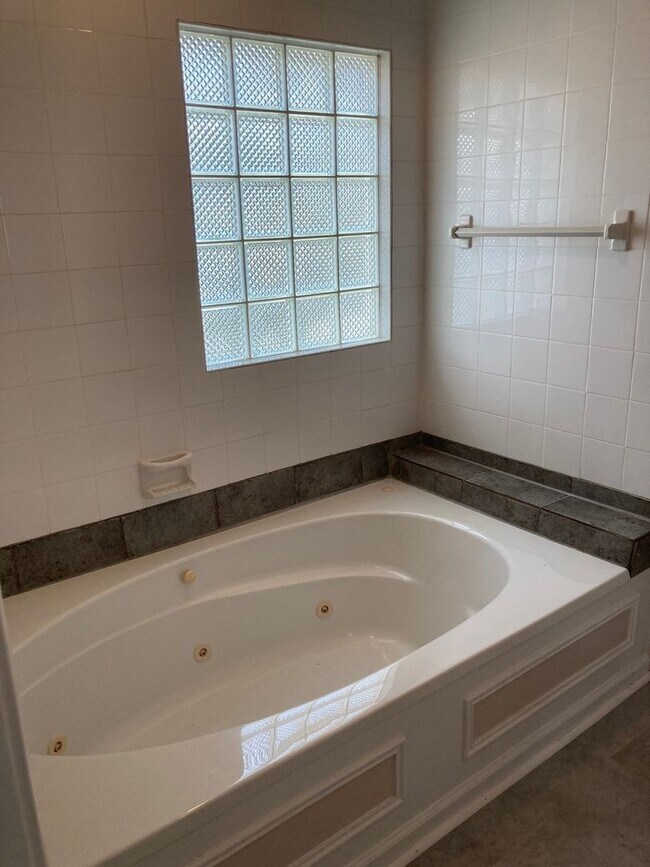 Building Photo - 3 bedroom, 3 bath house