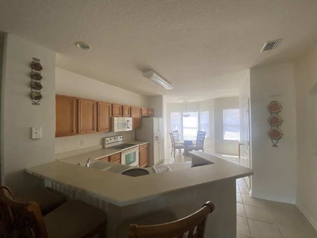 Building Photo - FOR RENT:  3 Bedroom 2 Bathroom Condo w/at...