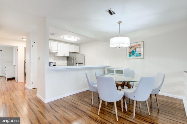 Building Photo - 421 Wendover Dr