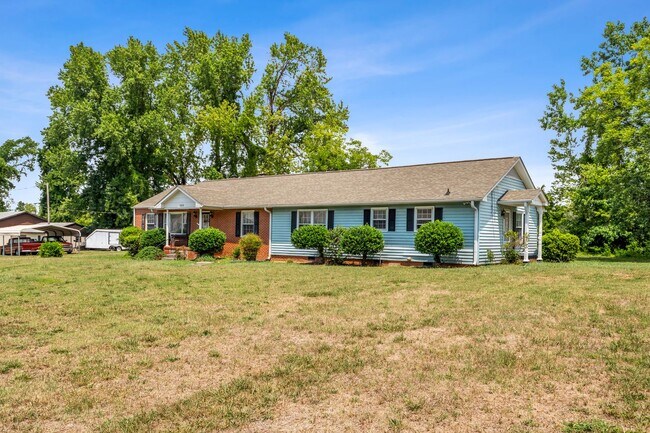 Building Photo - Large Renovated Ranch Home, Two Kitchens & Two Living Areas, Hardwood Flooring, Deck, Fenced!