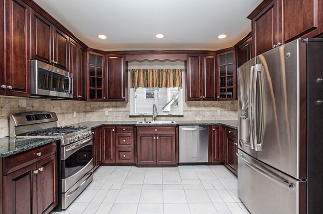 Building Photo - 423 English Pl