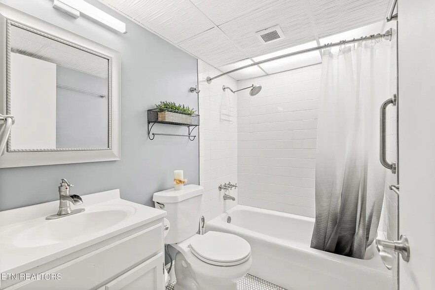 Bathroom: Towels, Rug, Curtain, 1st-Aid Kit - 2718 Painter Ave