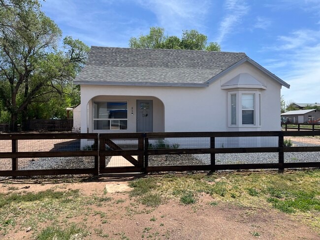 Primary Photo - 21-400 400 St E